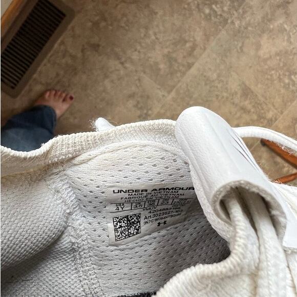 Under Armour Curry Flow white running shoes, youth boys size 4 - Picture 7 of 16